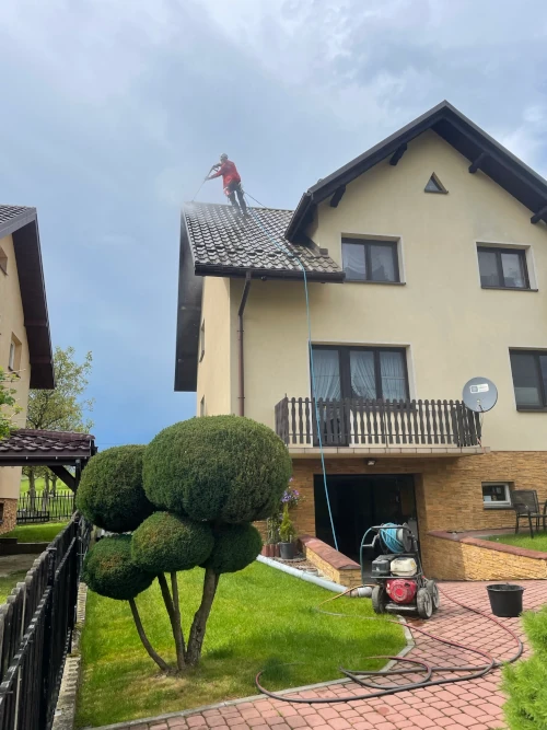 Mycie dachów w Krakowie – SkyHigh, czyszczenie dachówki bez rusztowań