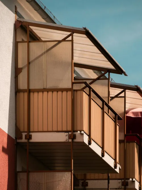 Zadaszenie balkonowe w Krakowie – montaż daszków na wymiar